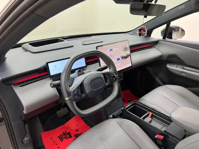 Lynk & Co Z20 — Фото автомобиля 15