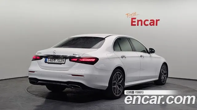 Mercedes-Benz E-Class — Фото автомобиля 2