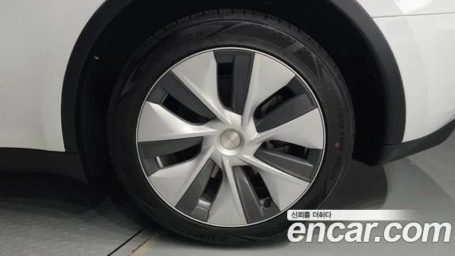 Tesla Model Y — Фото автомобиля 21