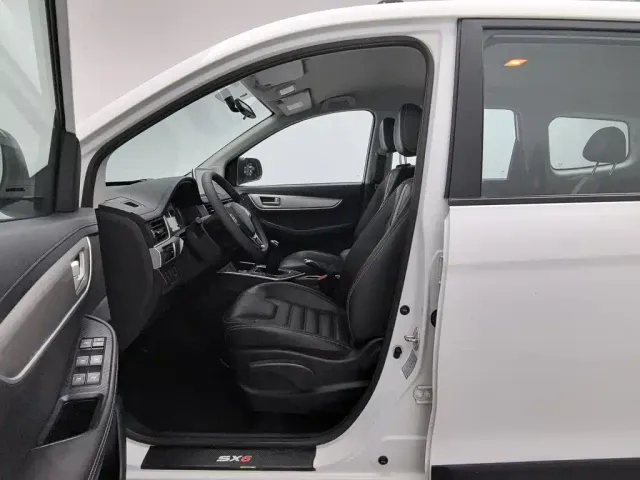 Forthing Fengxing SX6 — Фото автомобиля 10