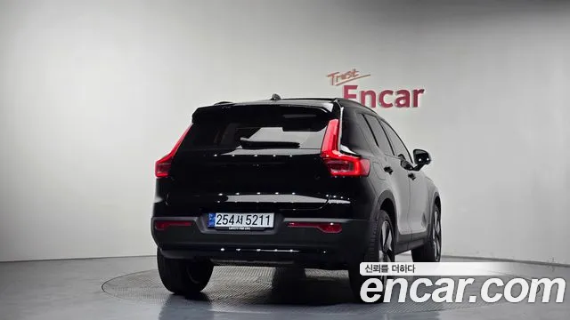 Вольво XC40 B4 Black Edition — Фото автомобиля 4