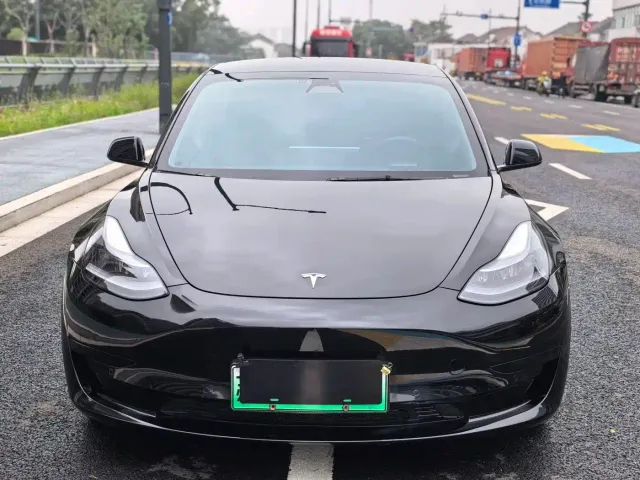 Tesla Model 3 — Фото автомобиля 2