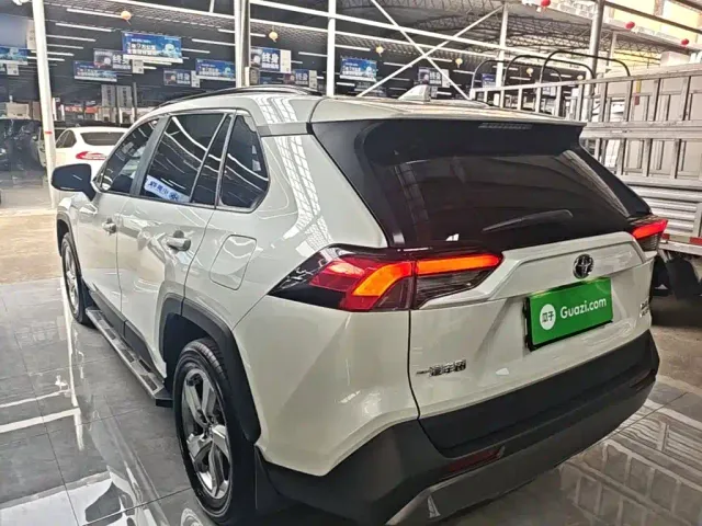 Toyota RAV4 — Фото автомобиля 4