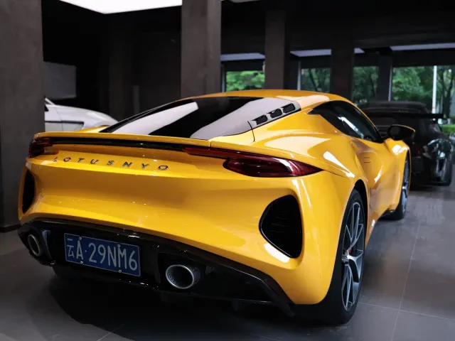 Lotus Emira — Фото автомобиля 12
