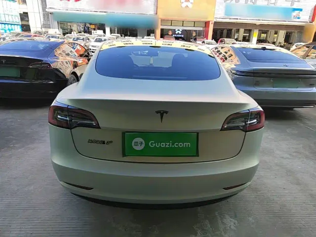 Tesla Model 3 — Фото автомобиля 5