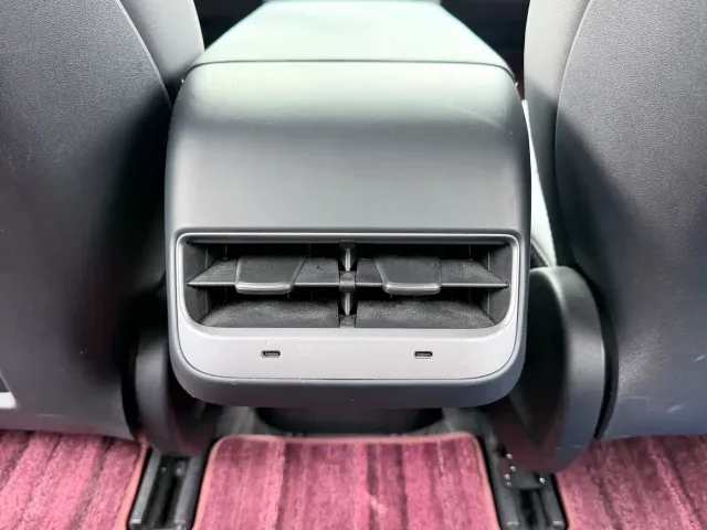 Tesla Model 3 — Фото автомобиля 11