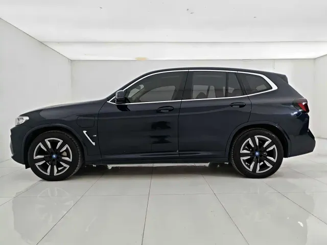 BMW iX3 — Фото автомобиля 7