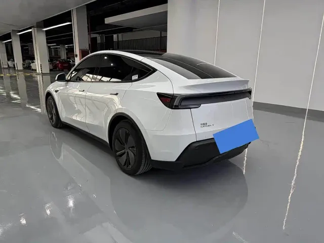 Tesla Model Y — Фото автомобиля 14