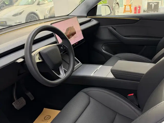 Tesla Model Y — Фото автомобиля 4