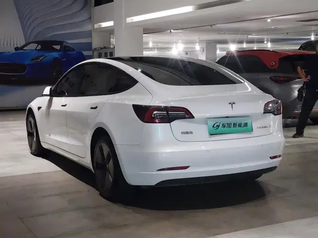 Tesla Model 3 — Фото автомобиля 9