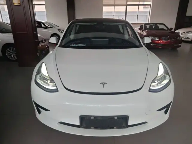 Tesla Model 3 — Фото автомобиля 2