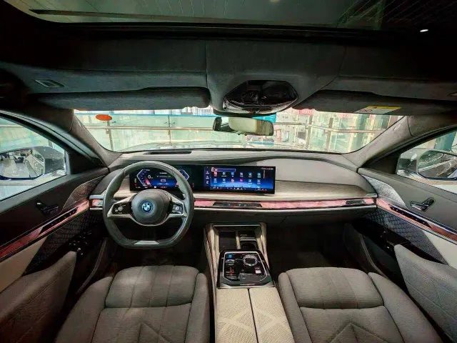 BMW i7 — Фото автомобиля 18