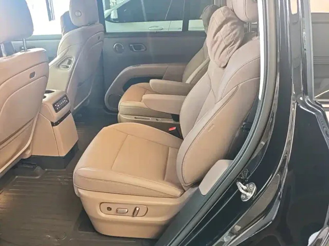 Li Auto i8 — Фото автомобиля 16