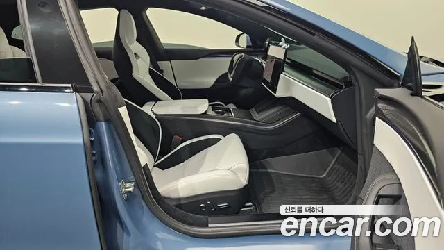 Tesla Model S — Фото автомобиля 16