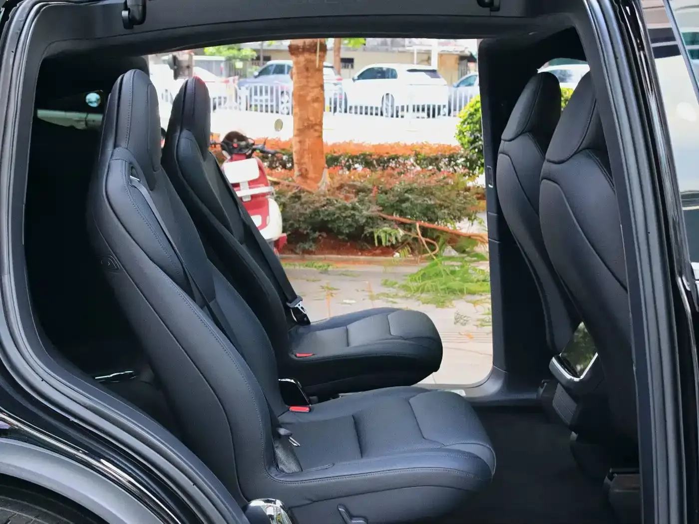 Tesla Model X 2023 Dual Motor All-Wheel Drive Edition — Фото автомобиля 8