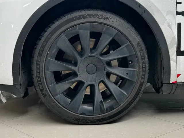 Tesla Model Y — Фото автомобиля 6
