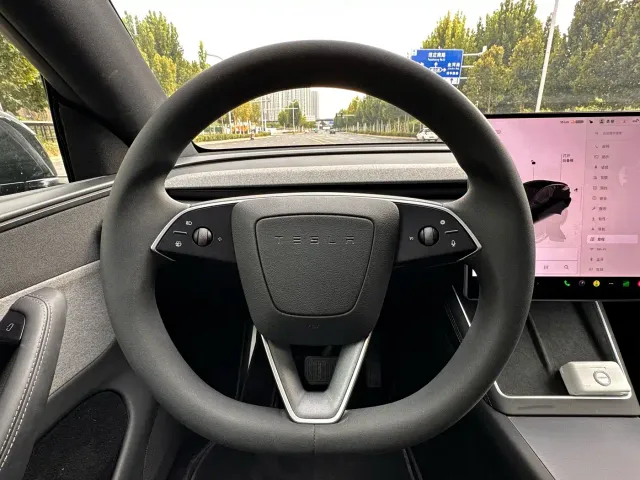 Tesla Model Y — Фото автомобиля 5