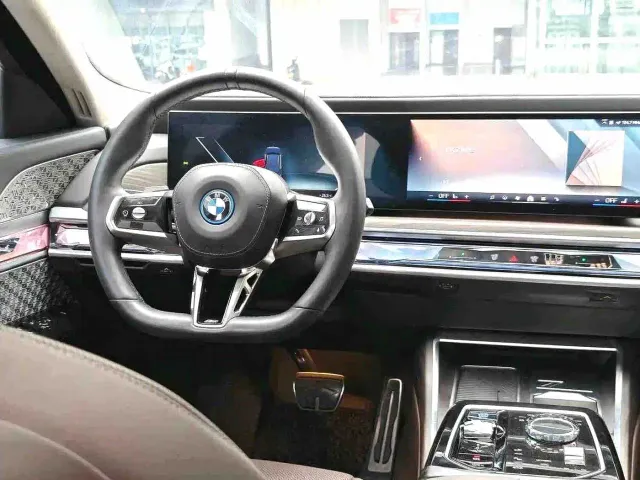 BMW i7 — Фото автомобиля 6