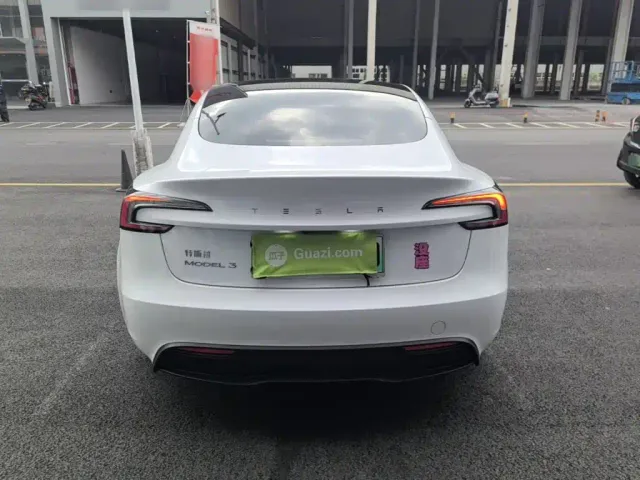 Tesla Model 3 — Фото автомобиля 5