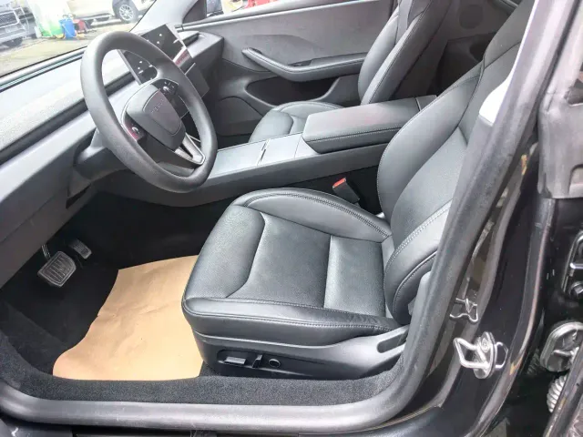 Tesla Model 3 — Фото автомобиля 6