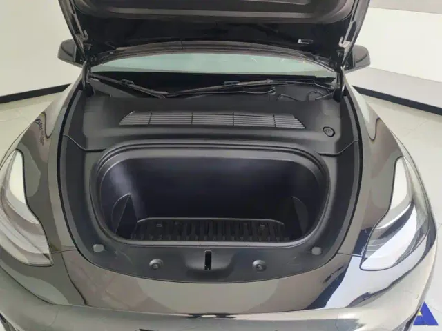 Tesla Model Y — Фото автомобиля 10