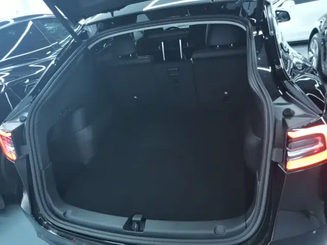 Tesla Model Y — Фото автомобиля 18