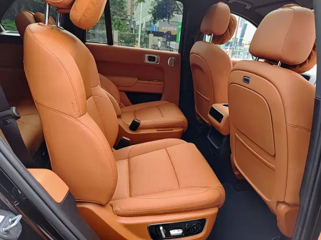 Li Auto L8 — Фото автомобиля 11