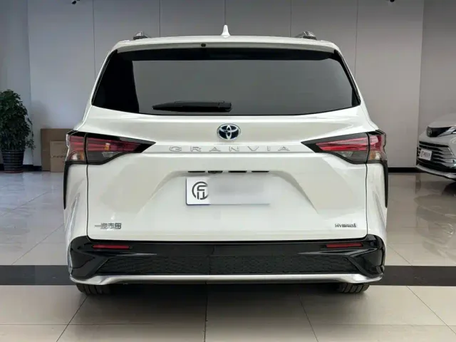 Toyota Granvia — Фото автомобиля 15