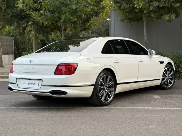 Bentley Flying Spur — Фото автомобиля 3
