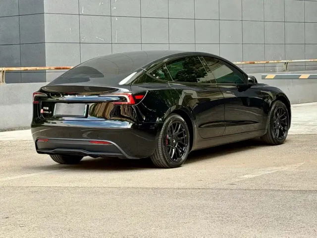 Tesla Model 3 — Фото автомобиля 4