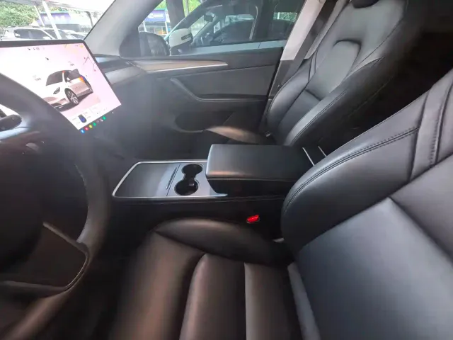 Tesla Model Y — Фото автомобиля 8