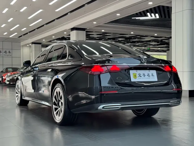 Mercedes-Benz E-Class — Фото автомобиля 6