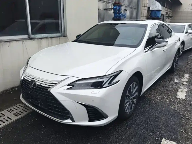 Фотография автомобиля — Lexus ES