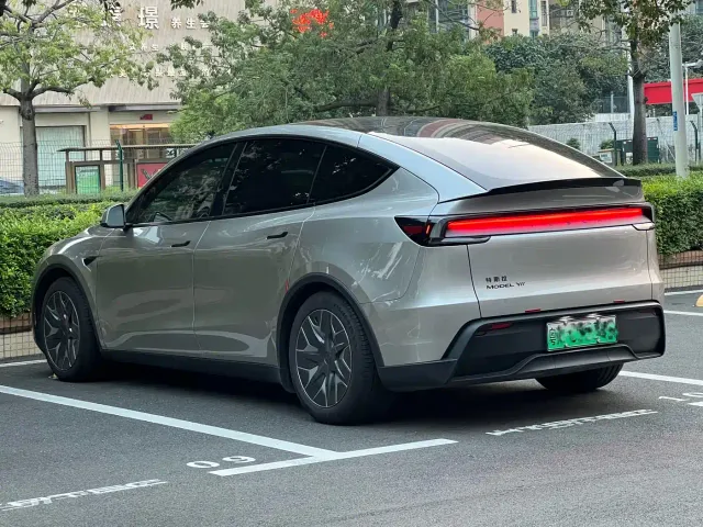 Tesla Model Y L — Фото автомобиля 5