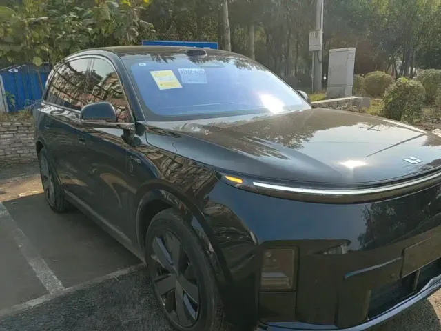 Li Auto L8 — Фото автомобиля 11
