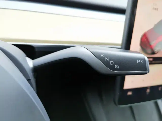 Tesla Model Y — Фото автомобиля 13