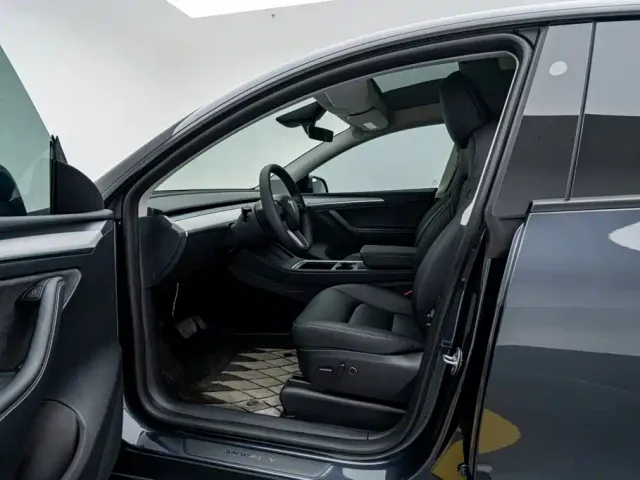 Tesla Model Y — Фото автомобиля 17