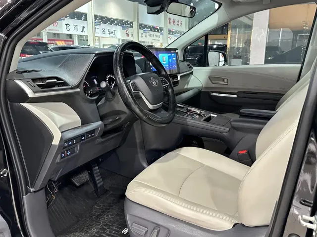 Toyota Sienna — Фото автомобиля 3