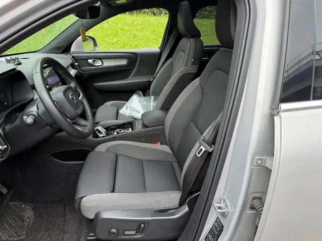 Volvo XC40 — Фото автомобиля 8