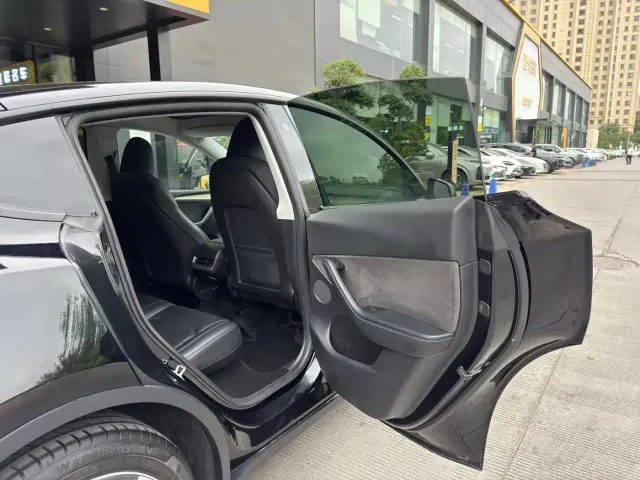 Tesla Model Y — Фото автомобиля 18