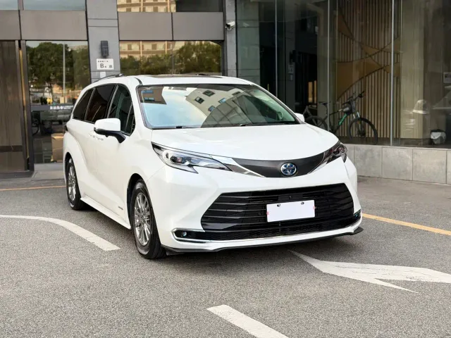 Toyota Sienna — Фото автомобиля 3
