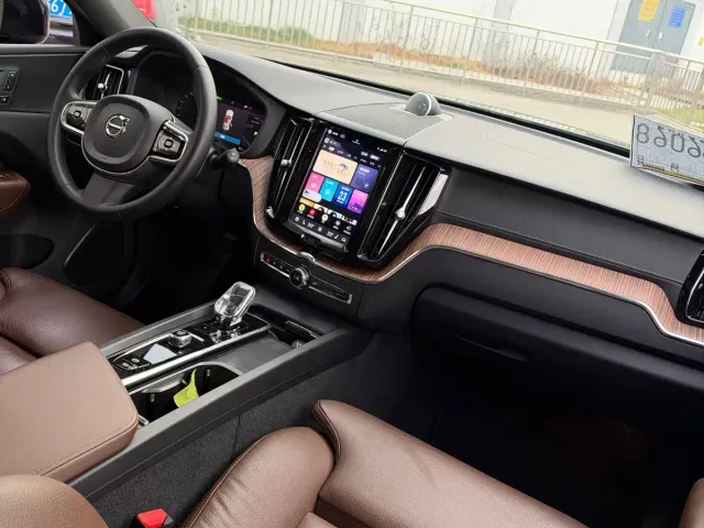 Volvo XC60 — Фото автомобиля 9