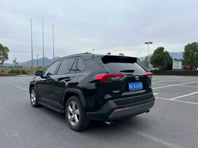 Toyota RAV4 — Фото автомобиля 6