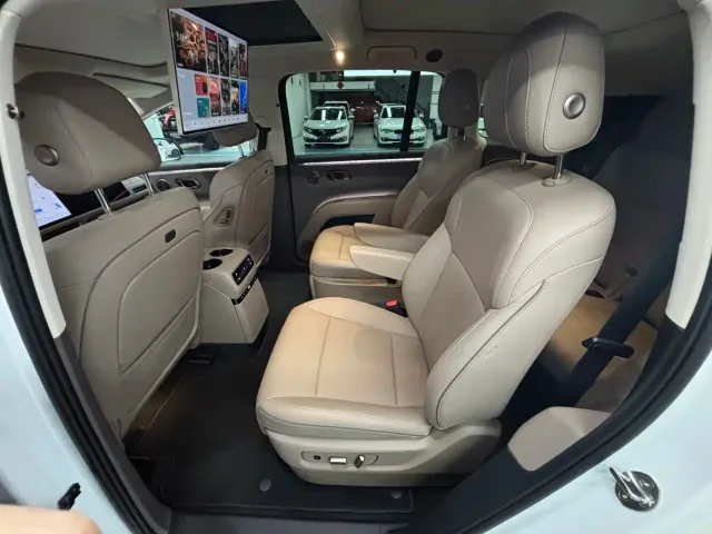 Li Auto i8 — Фото автомобиля 12
