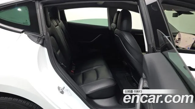 Tesla Model 3 — Фото автомобиля 10