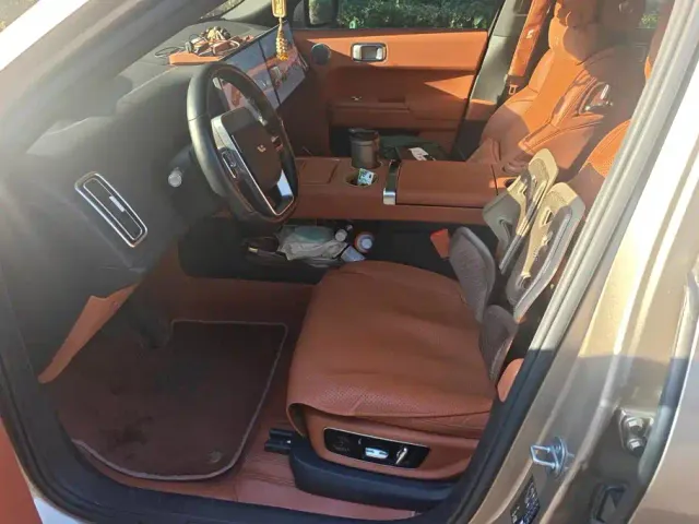 Li Auto L8 — Фото автомобиля 9