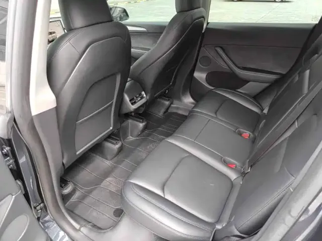 Tesla Model Y — Фото автомобиля 4