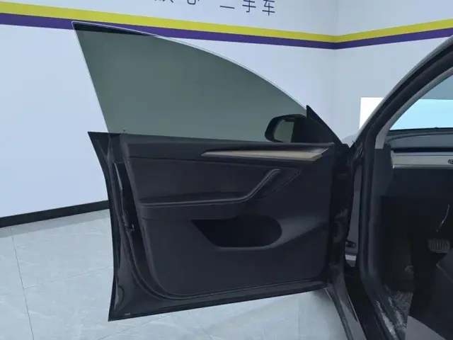 Tesla Model Y — Фото автомобиля 7
