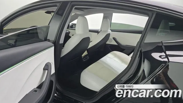 Tesla Model 3 — Фото автомобиля 12