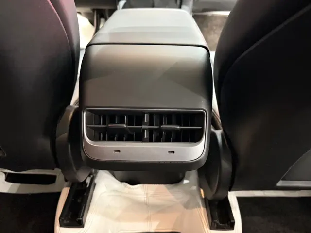 Tesla Model Y — Фото автомобиля 14